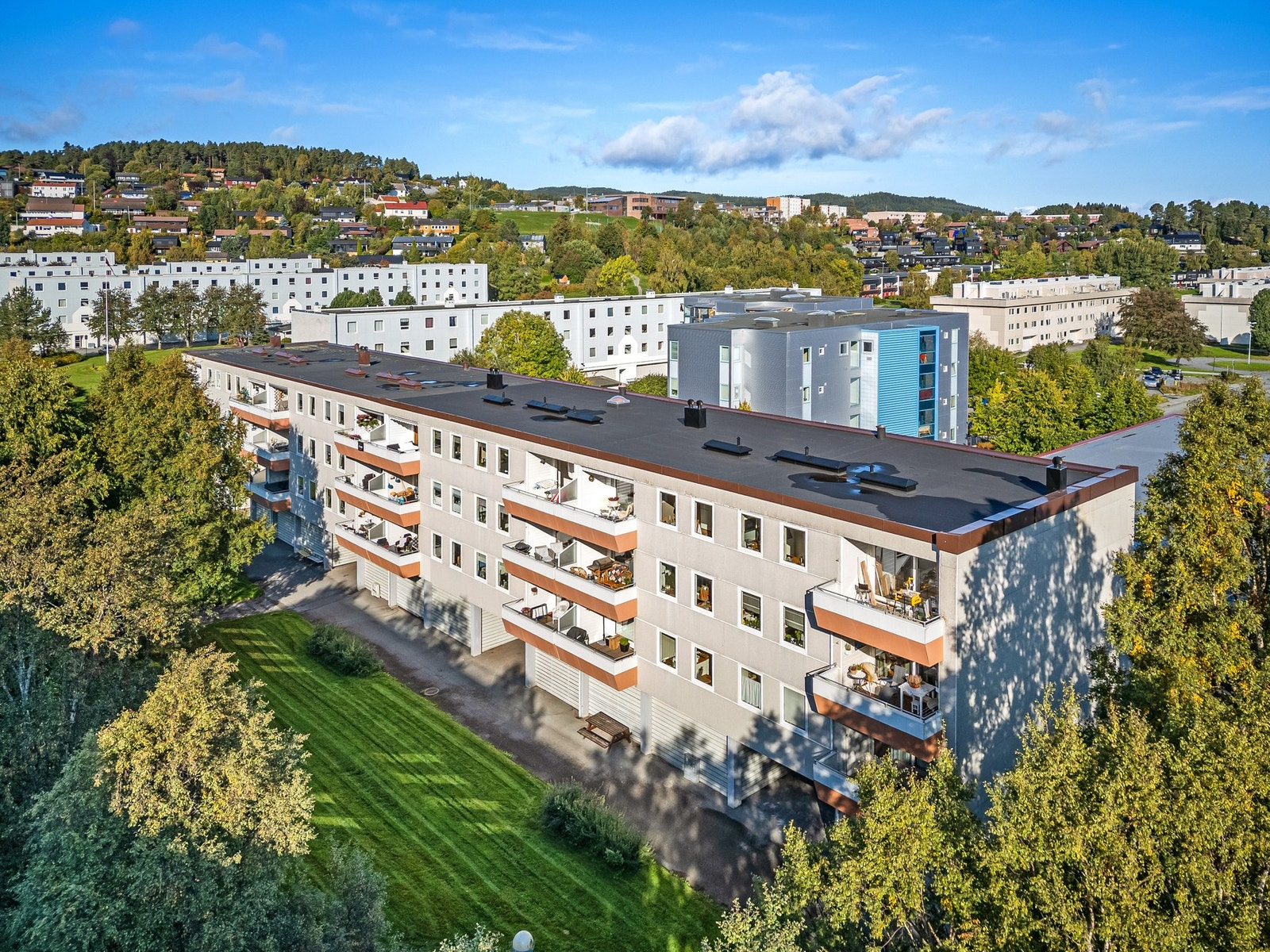 Leiligheten har beliggenhet i 3(4). etasje og garasjeplass i 1. etasje med opplegg for elbillader. Galleribilde