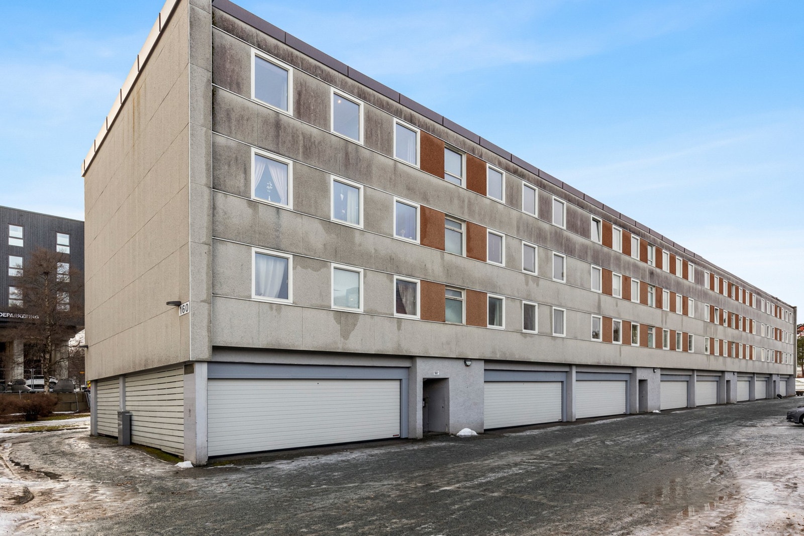 Garasjeplass i sokkeletasjen. Det ble montert elbilladere i 2023. Galleribilde