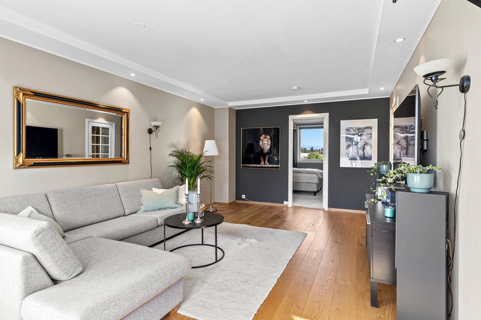 Stuen er 21,2 kvm med gode veggflater som gjør den lett å møblere. Galleribilde