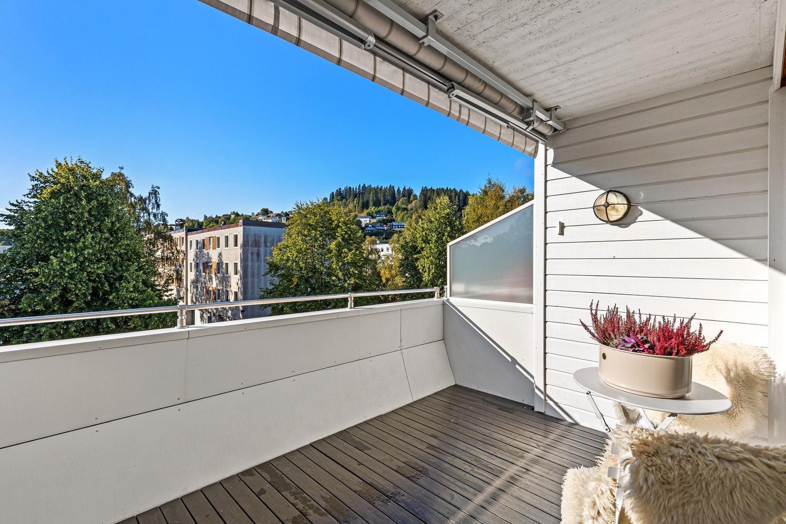 Her er det god plass til både utemøbler og grill. Galleribilde