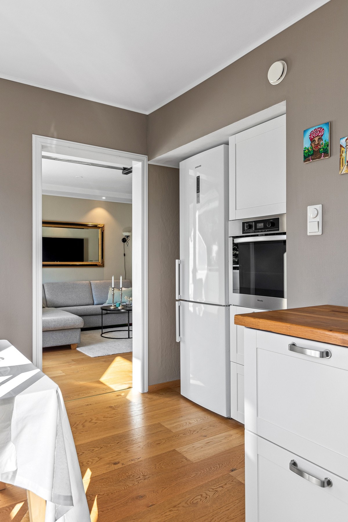 Delvis åpen kjøkken-stueløsning. Galleribilde