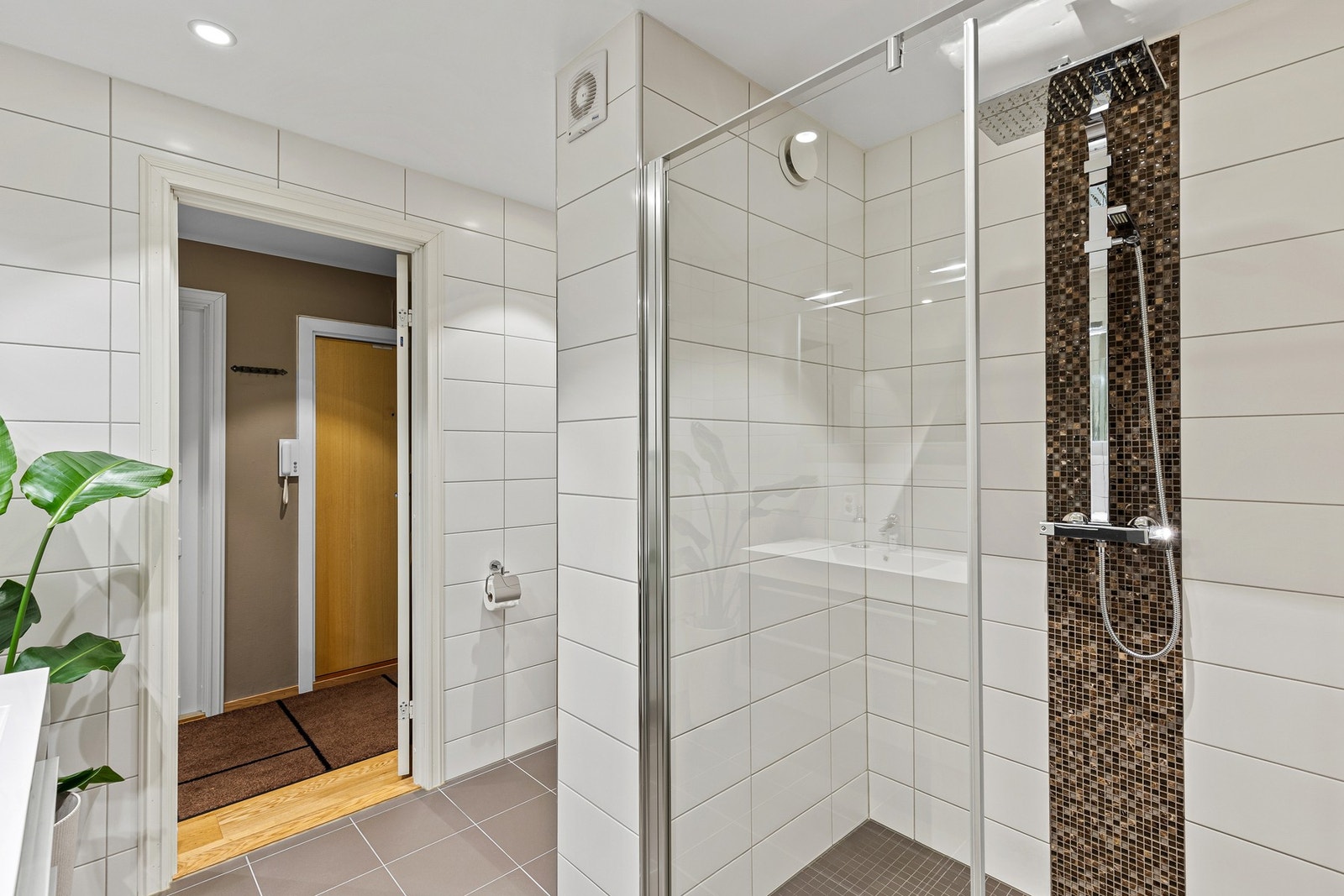 Romslig dusjnisje med dekorative flis. Galleribilde