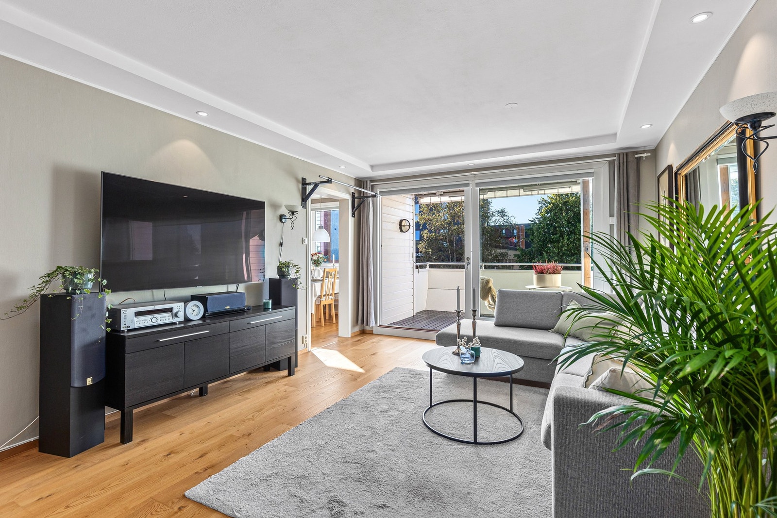 Leiligheten har en god planløsning med tre soverom, bad og vaskerom i entré og delvis åpen stue-/kjøkkenløsning. Galleribilde