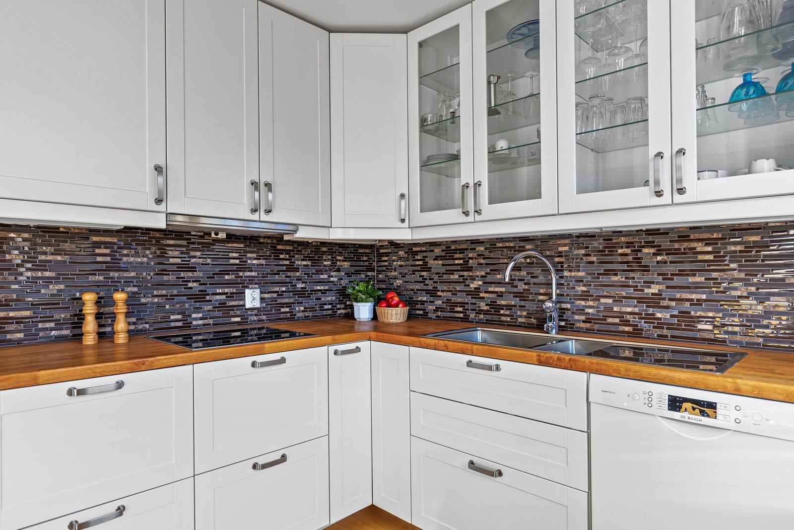 Ikea-kjøkken med integrerte hvitevarer fra Miele og Bosch. Galleribilde