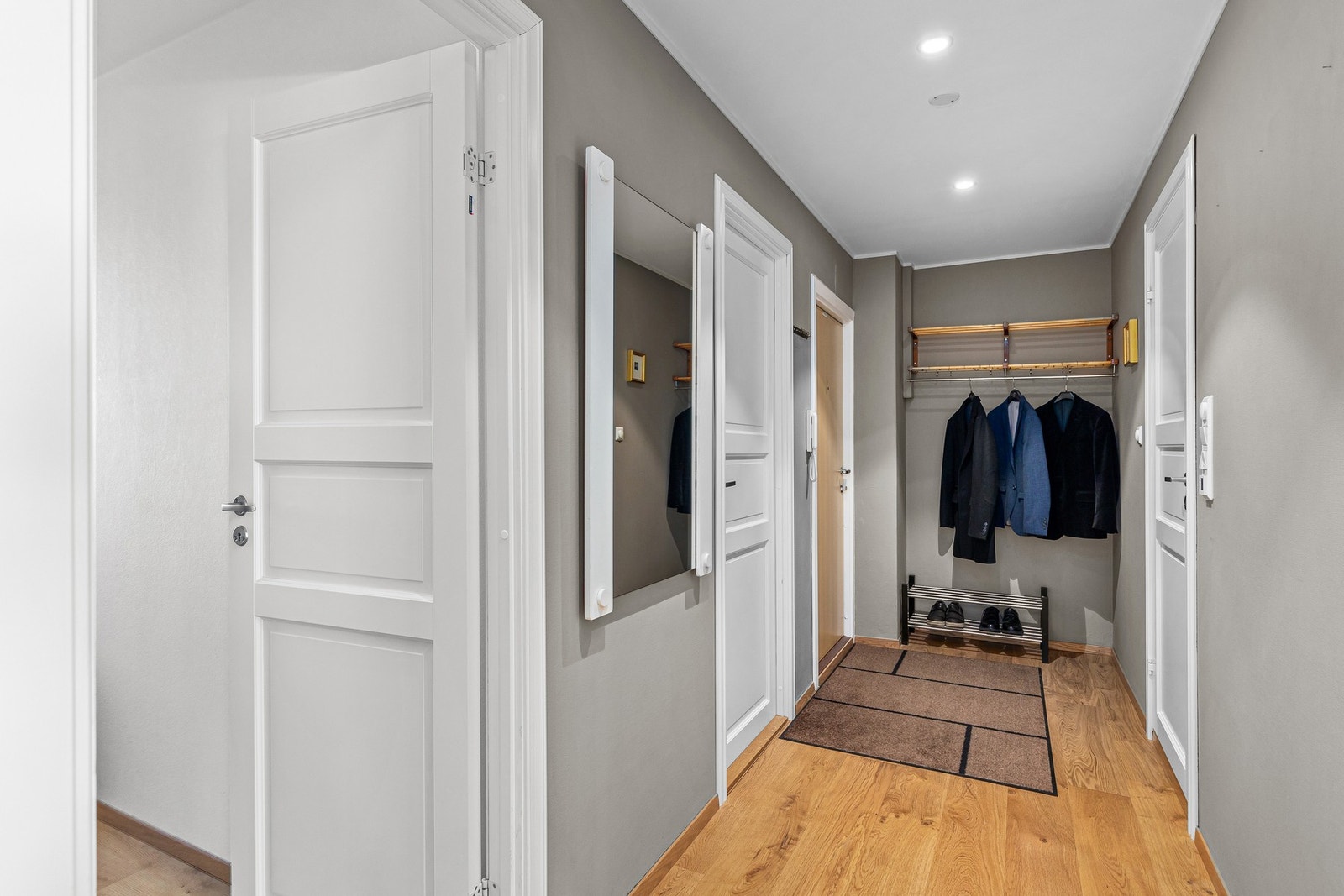 Innbydende entre med god plass til yttertøy og sko. Galleribilde