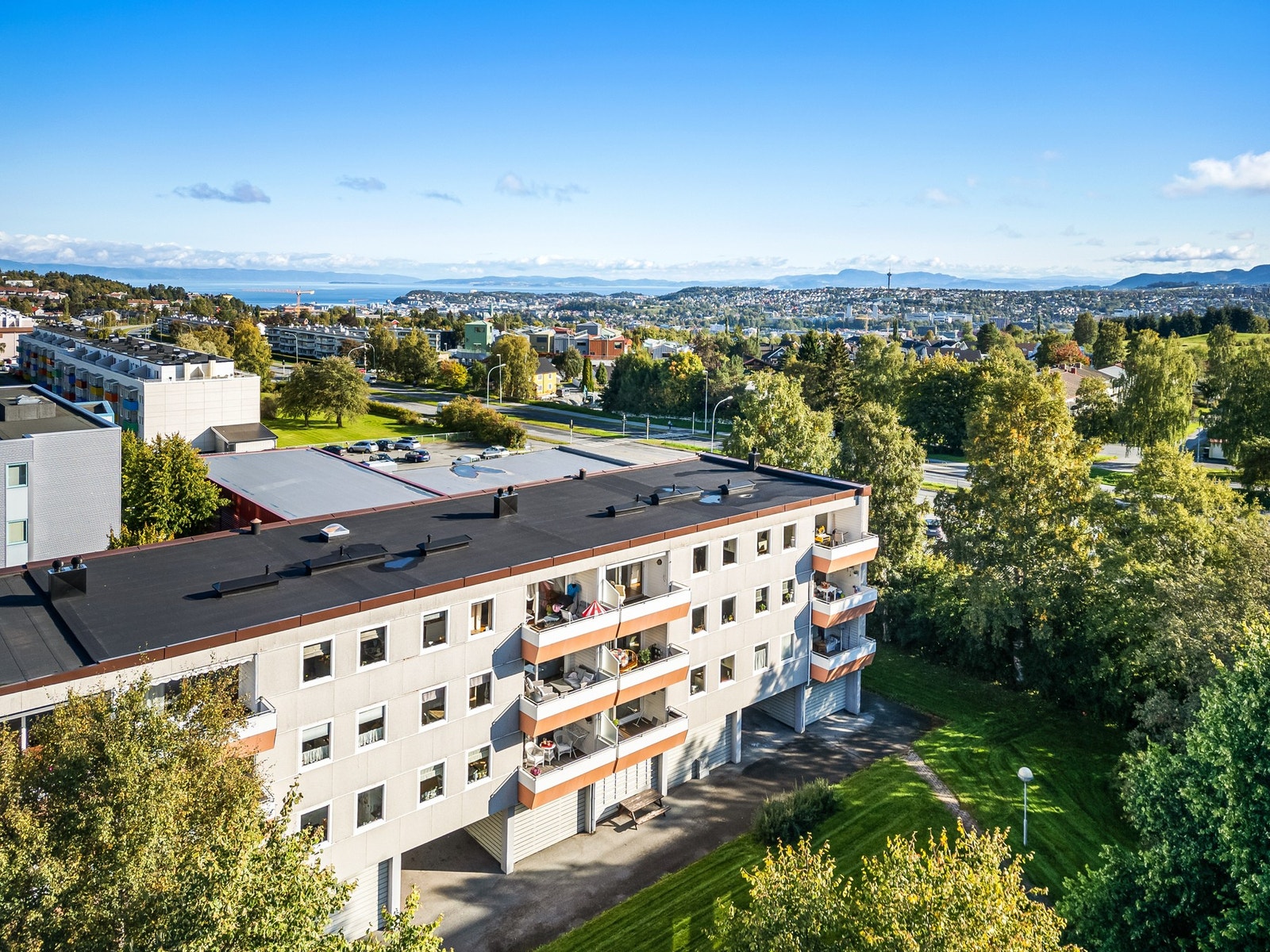 Leiligheten disponerer 2 boder i 1.etg og kjeller. Borettslaget har felles sykkel- og vognbod. Galleribilde