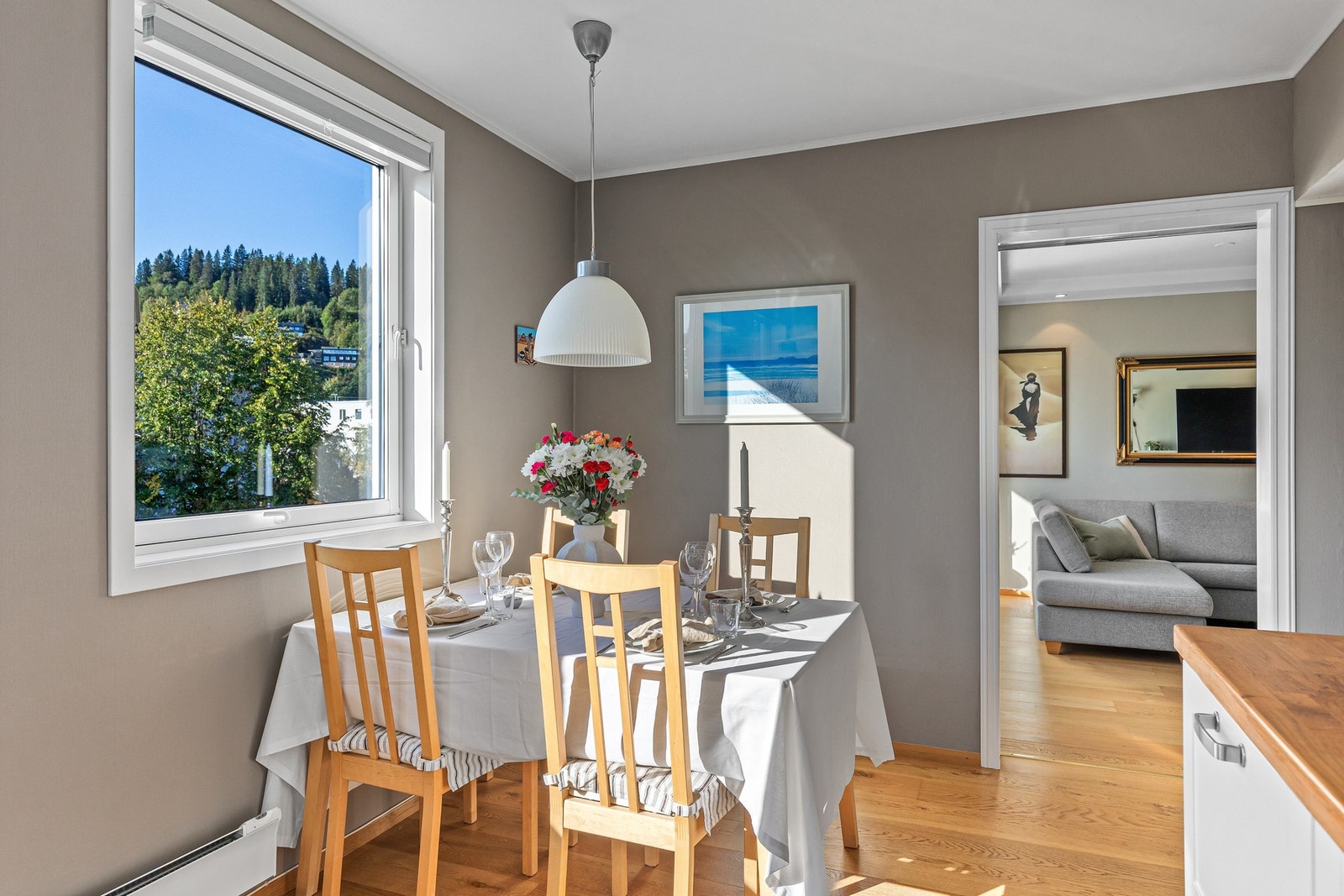 På kjøkkenet er det god plass til spiseplass ved vinduet. Galleribilde