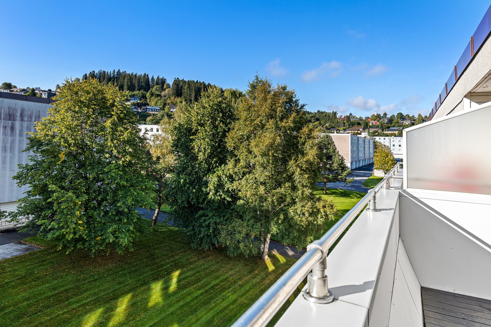 Fint utsyn mot borettslagets fellesareal. Galleribilde