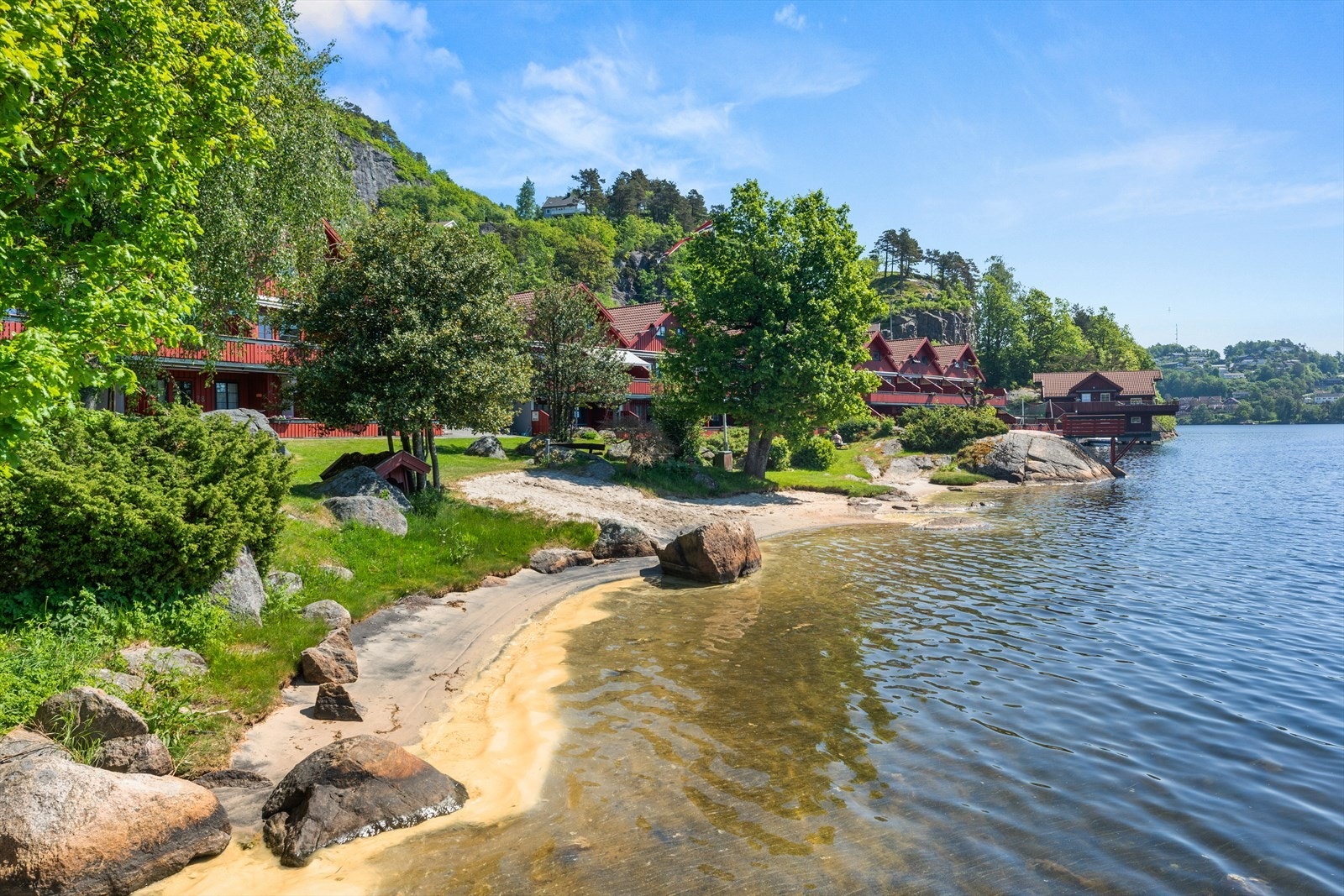 Mones Feriesenter er en skjult perle med flotte felleområder og en solrik beliggenhet rett ved Skogsfjorden Galleribilde