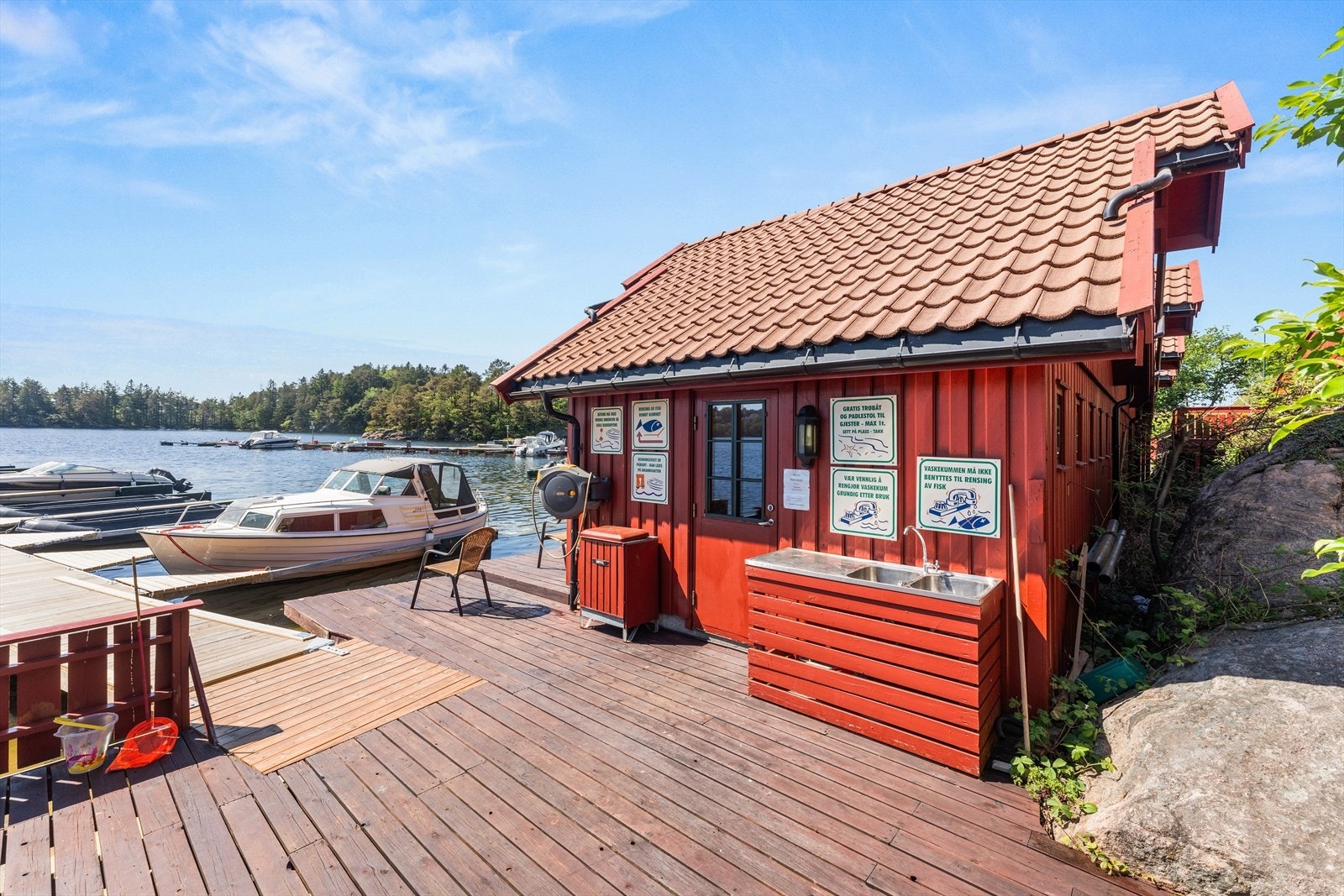 Sjøboden som tilhører leiligheten ligger i dette bygget like ved båtplassen Galleribilde