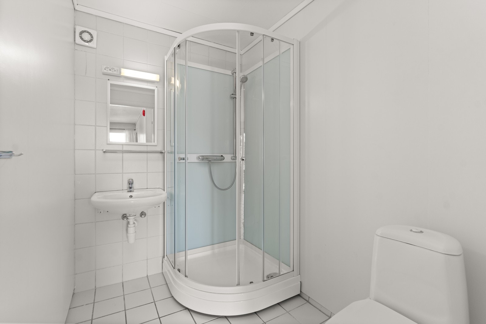 Badet er innredet med dusjkabinett Galleribilde