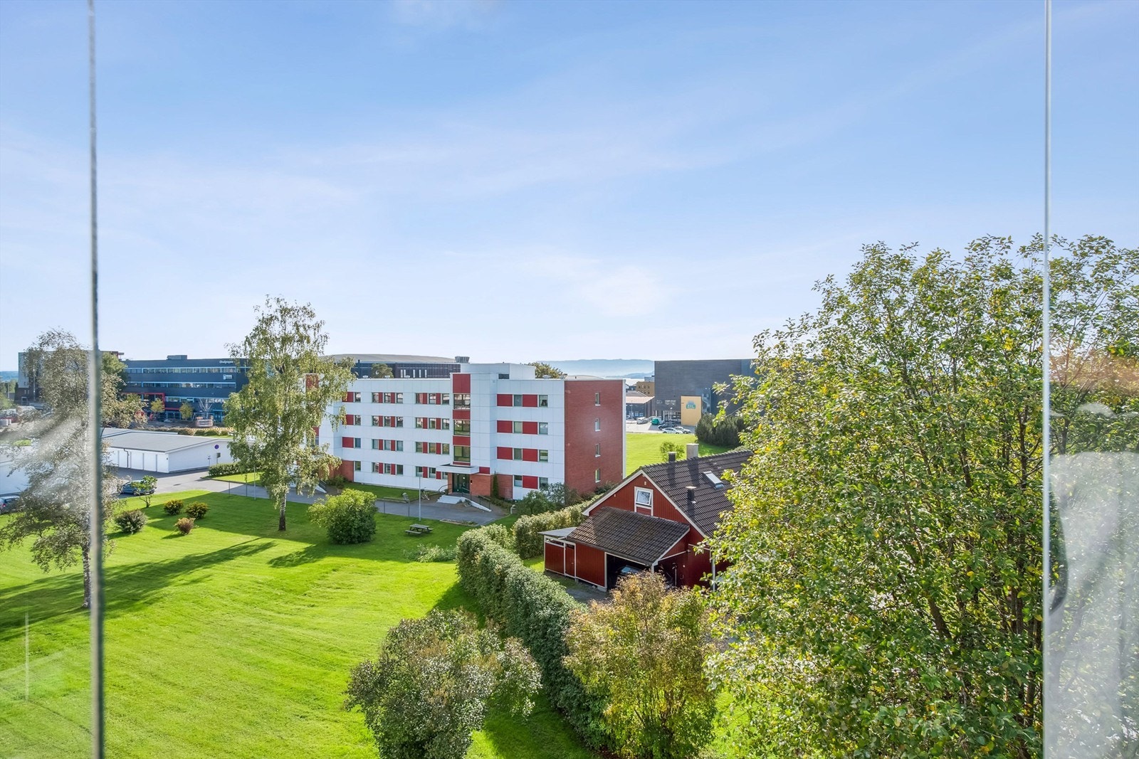 Fin utsikt med gode gløtt mot Mjøsa. Galleribilde
