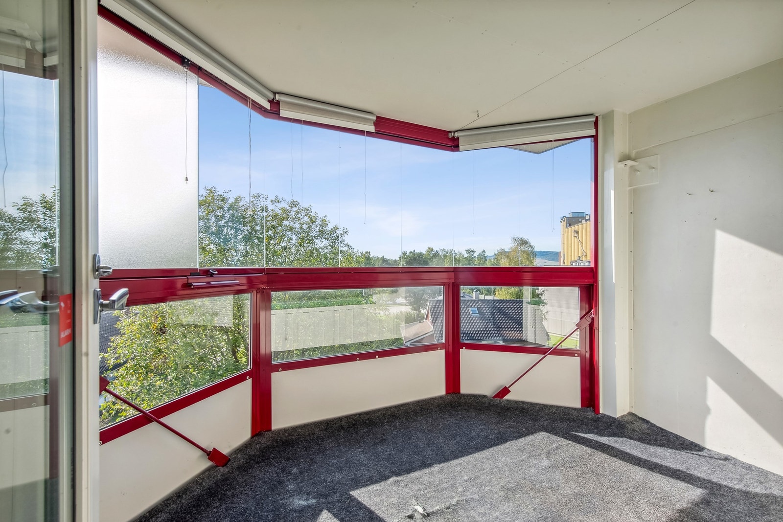 Balkongen er innglasset, men glasset kan foldes til siden om man ønsker den åpen. Galleribilde