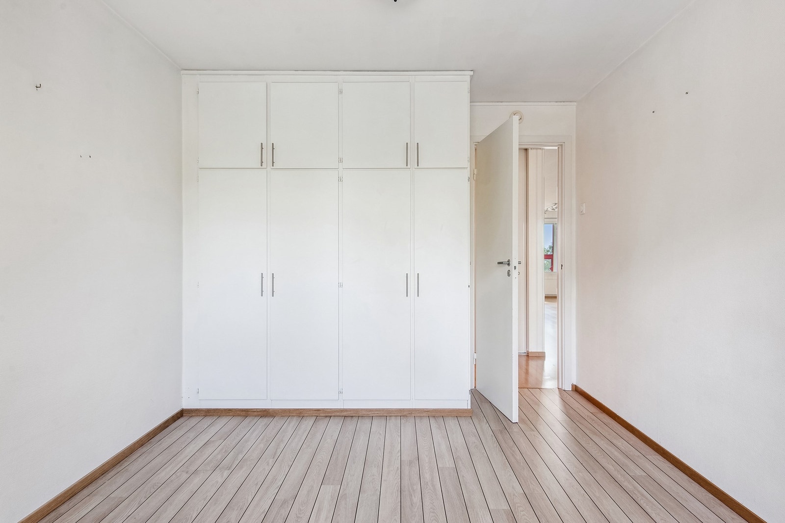 I tillegg er det en plassbygd garderobeløsning her. Galleribilde