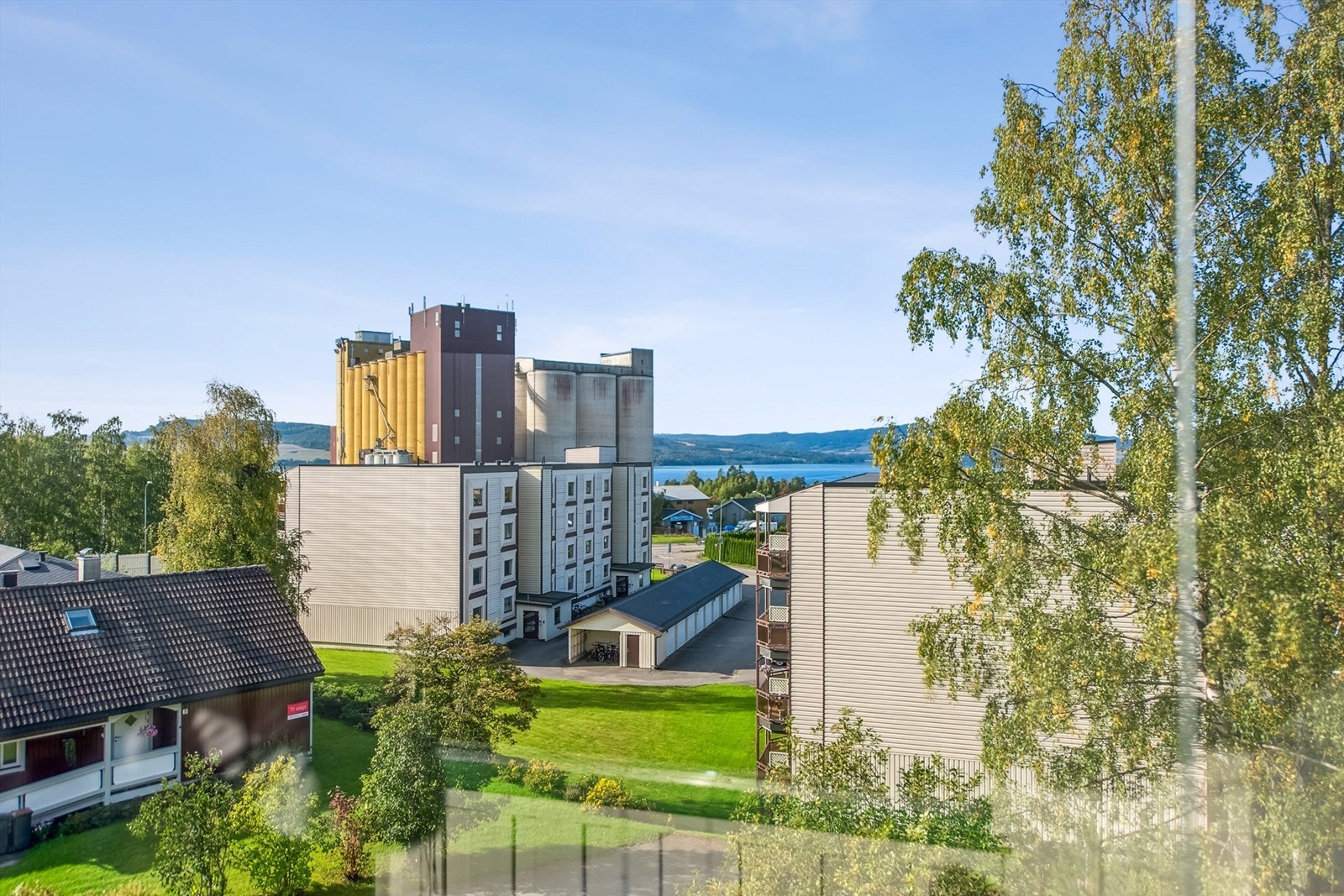 Fra balkongen er det fin utsikt mot Mjøsa og omkringliggende områder. Galleribilde