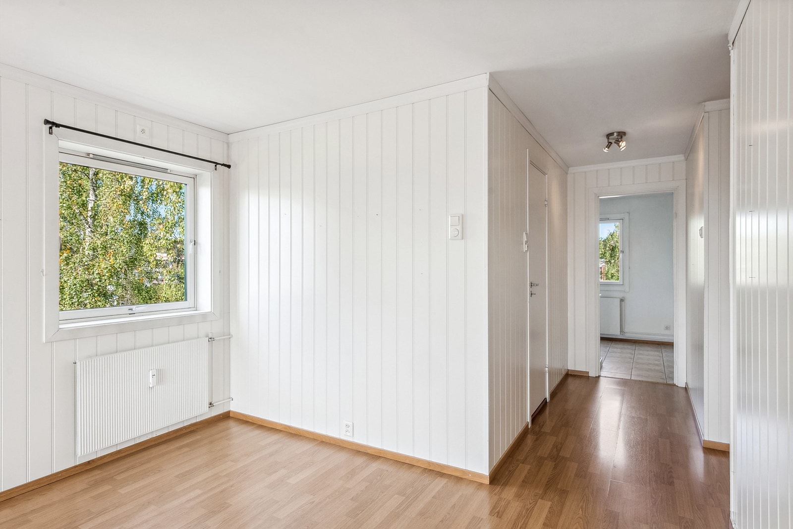 Stuen blir ekstra lys og god i det at den har et ekstra vindu i gavlveggen mot vest. Galleribilde