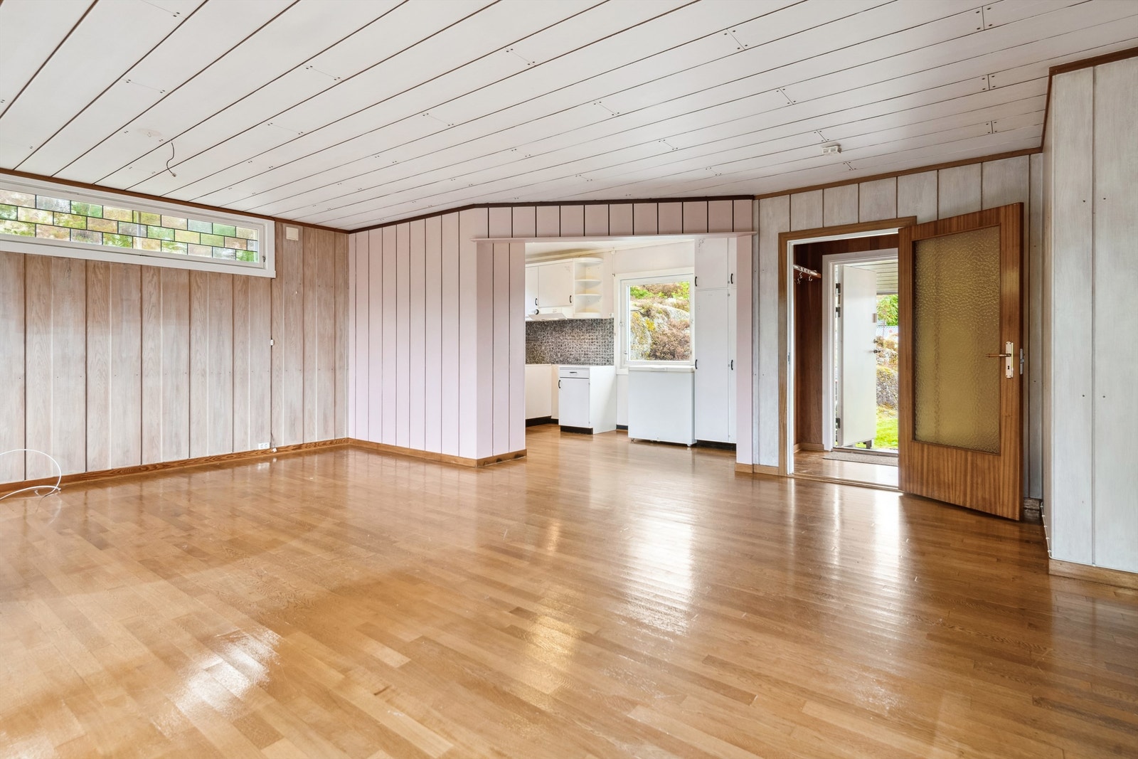 Stuen har gode møbleringsmuligheter og god plass til flere sittegrupper. Galleribilde