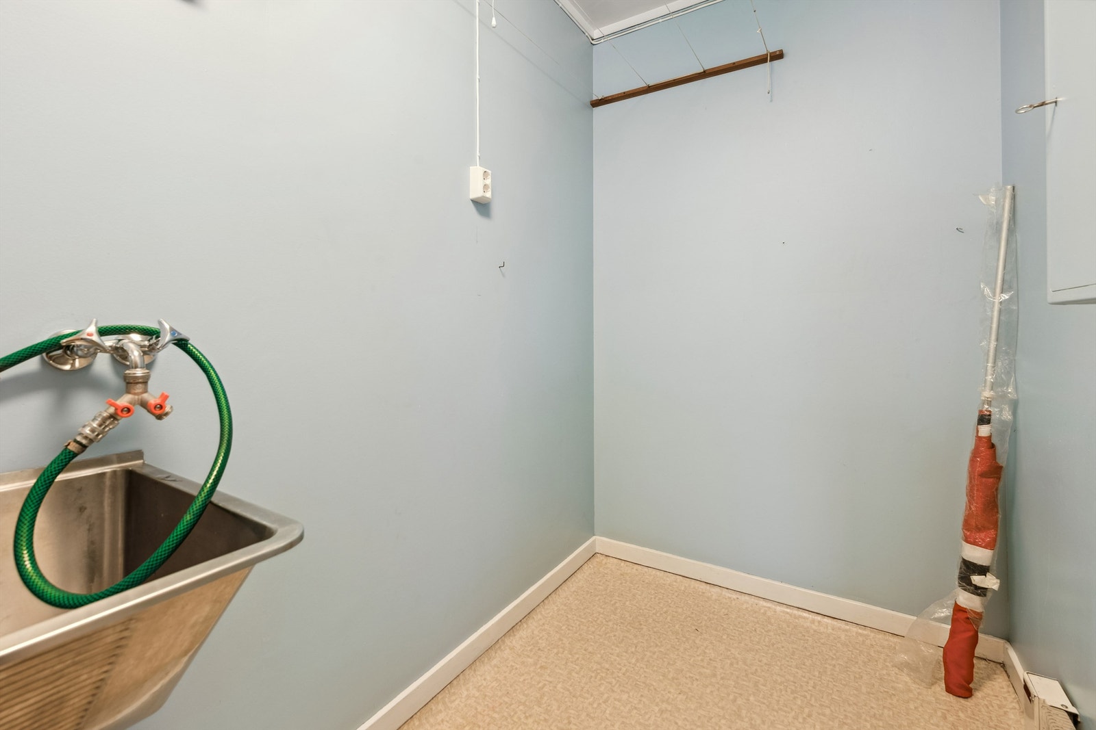 Et praktisk vaskerom med utslagsvask og opplegg for vaskemaskin. Vaskerommet bør renoveres. Galleribilde