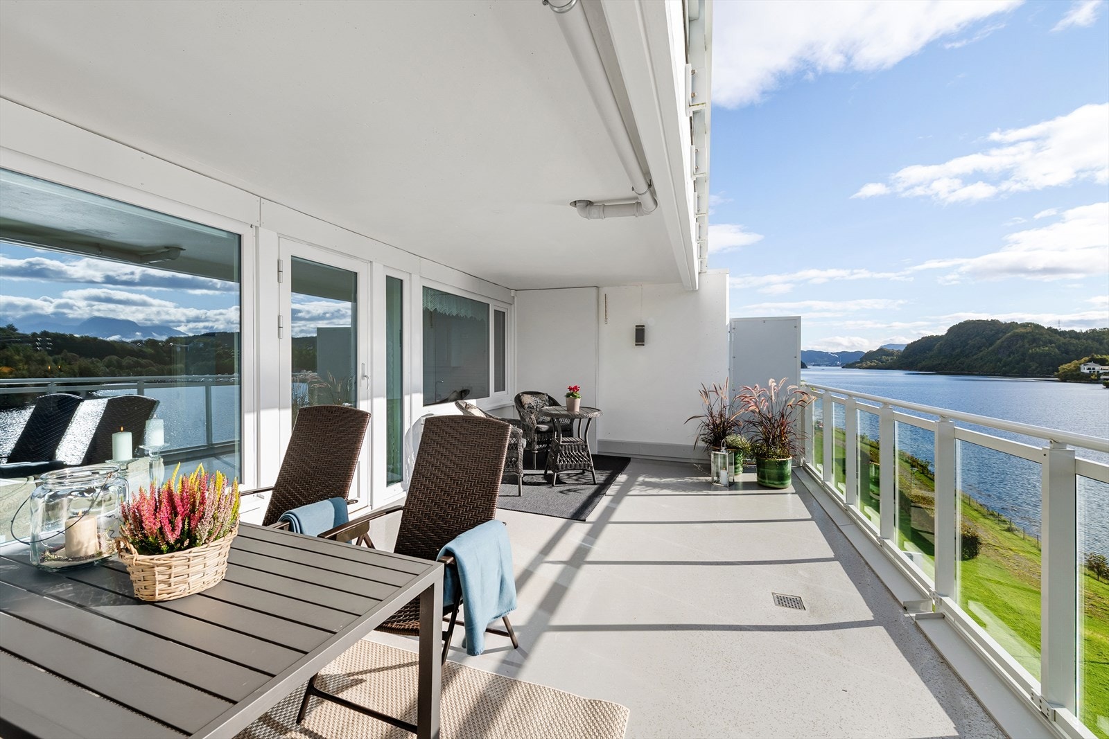 Her har du en flott terrasse på ca. 24 kvm. Galleribilde