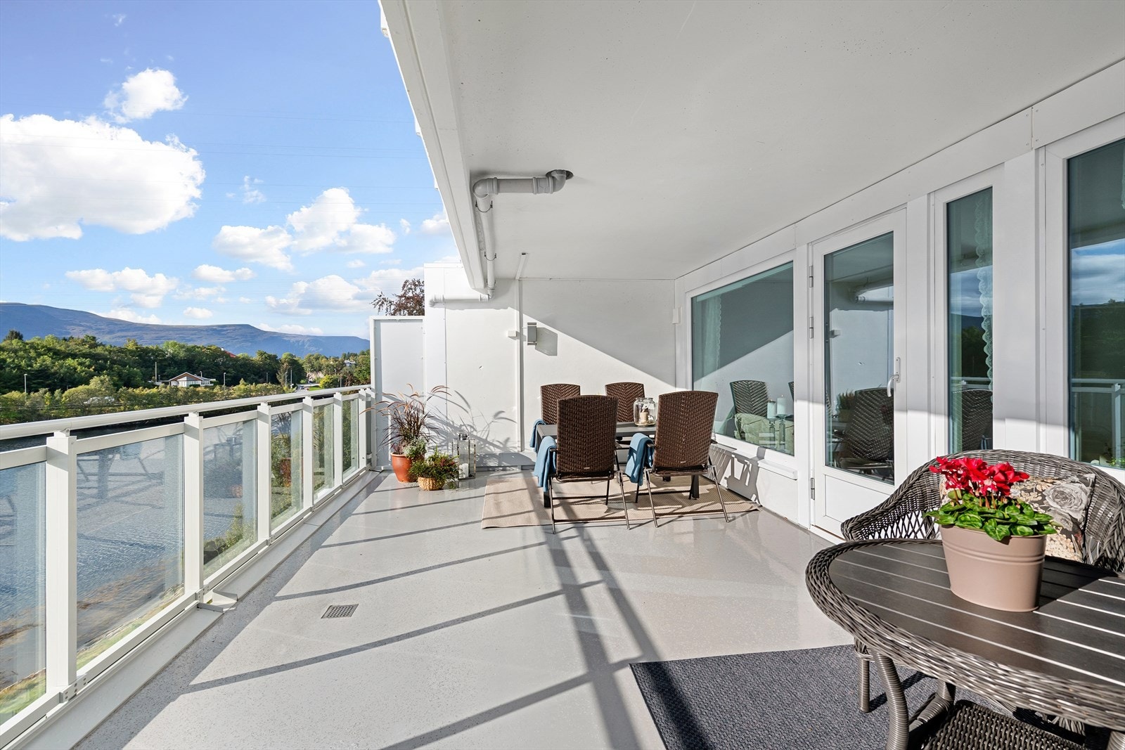 Størrelsen på terrassen gjør det enkelt å innrede i flere soner. Galleribilde