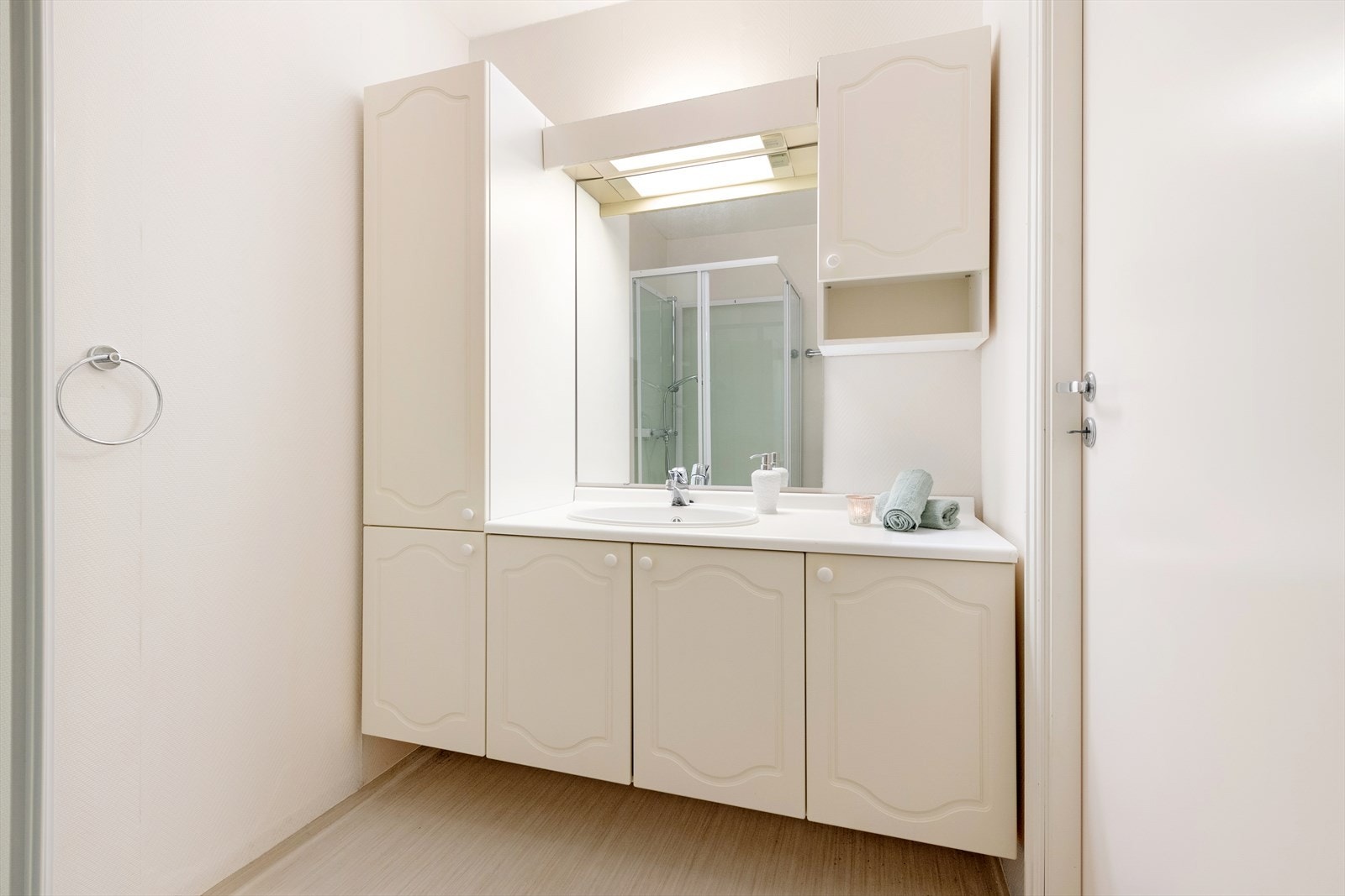 Badet er innredet med servant og dusjkabinett. Galleribilde