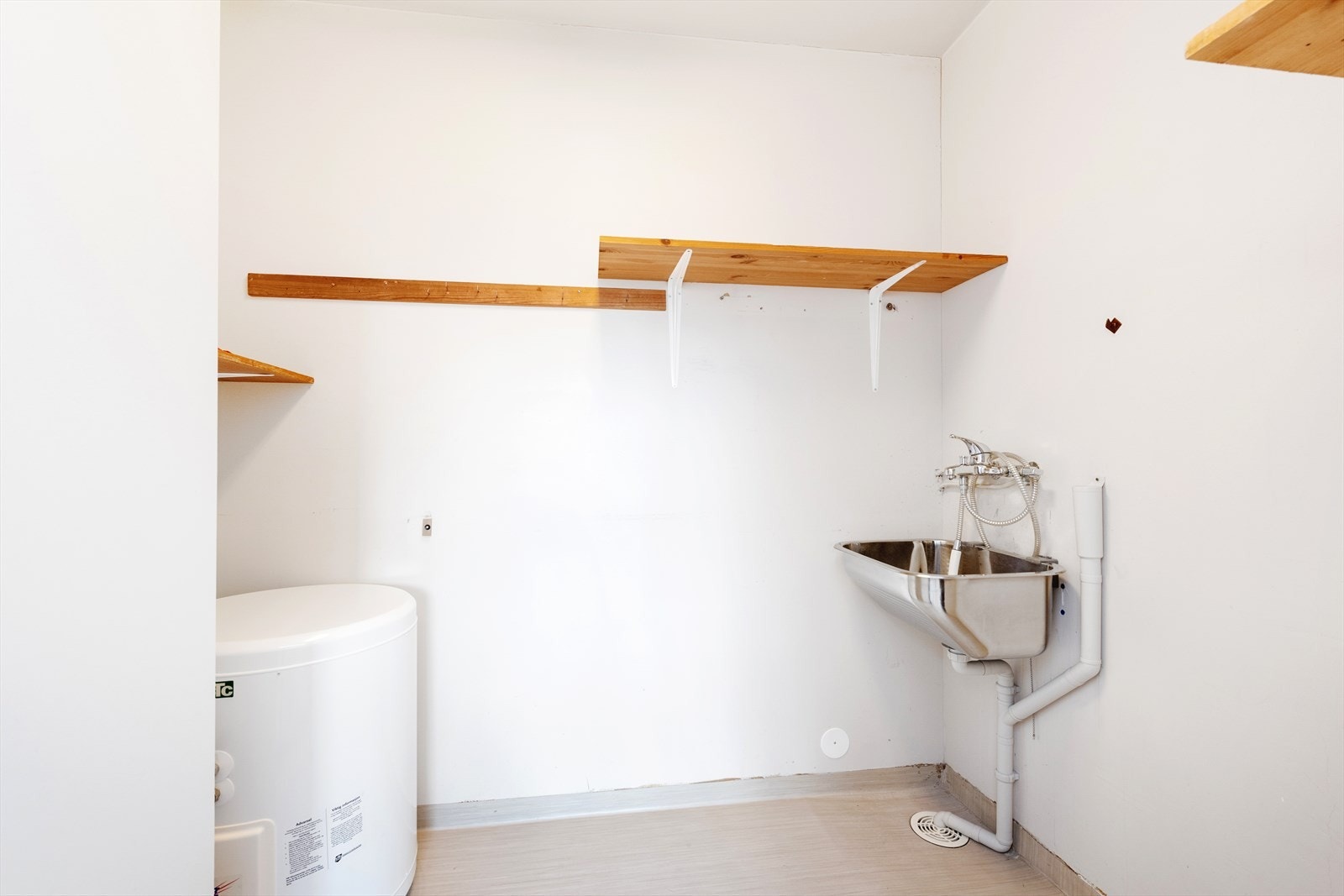 Vaskerom. Våtrommet må oppgraderes for å tåle normal bruk etter dagens krav. Galleribilde