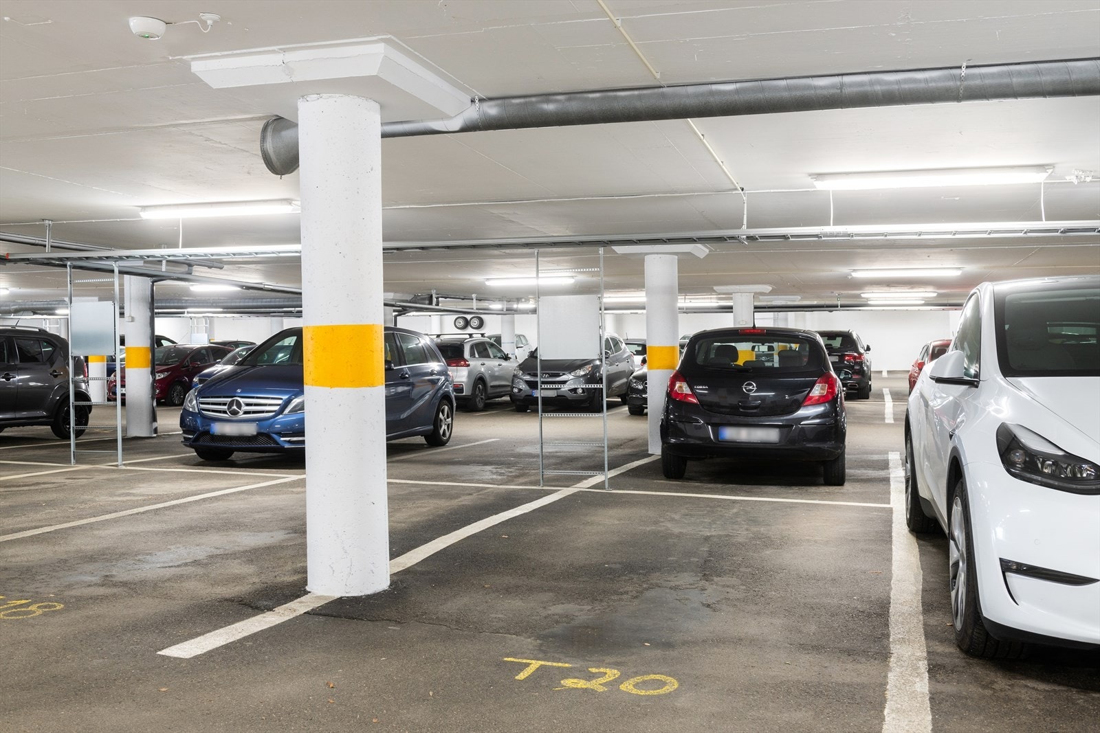 Parkeringsplass i garasjeanlegg. Galleribilde