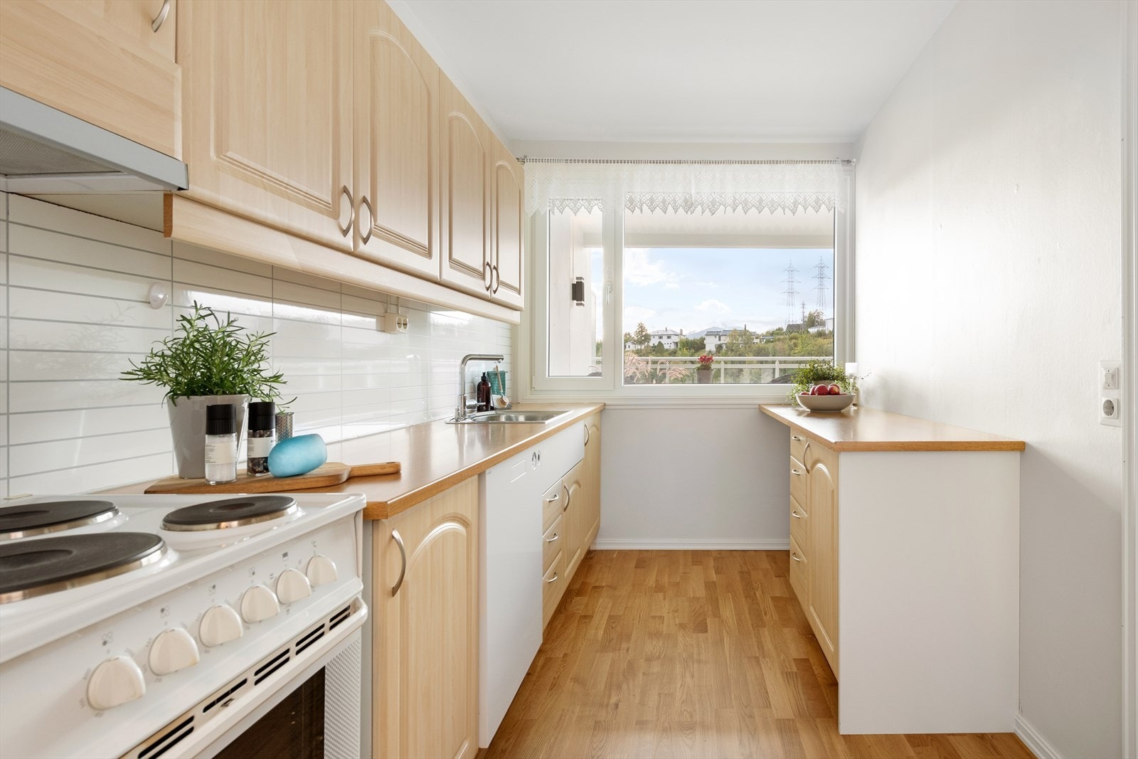 På kjøkkenet har du godt med skap, og benkeplass. Galleribilde