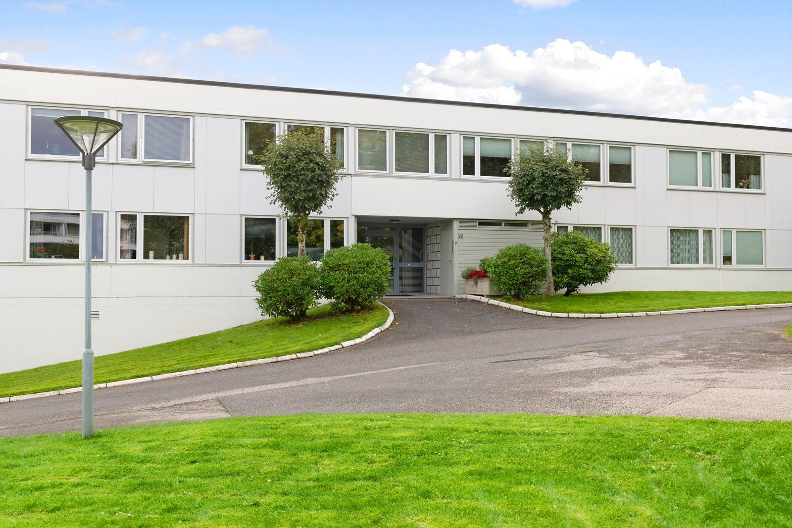 Leiligheten ligger i 1 etasje fra nord noe som gjør at det er trappefri adkomst, men sett fra sørsiden så har den terrasse i 3 etasje. Galleribilde