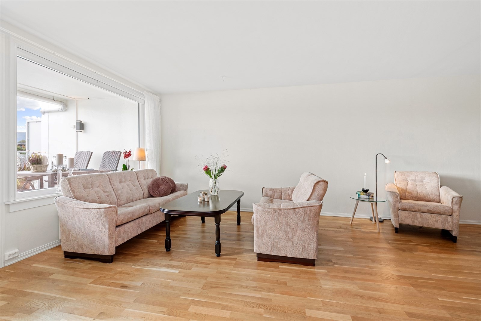 Her har du god plass til en hyggelig sofagruppe. Galleribilde