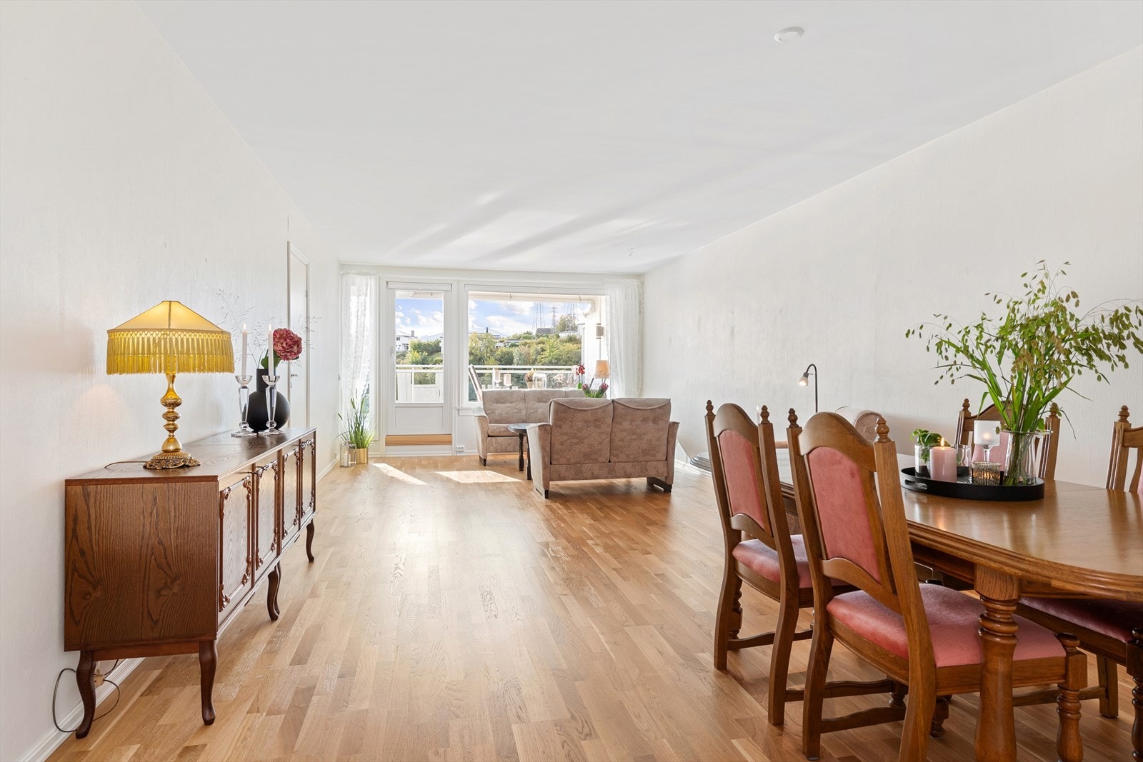 Stuen er romslig, og kan enkelt innredes i flere soner. Galleribilde