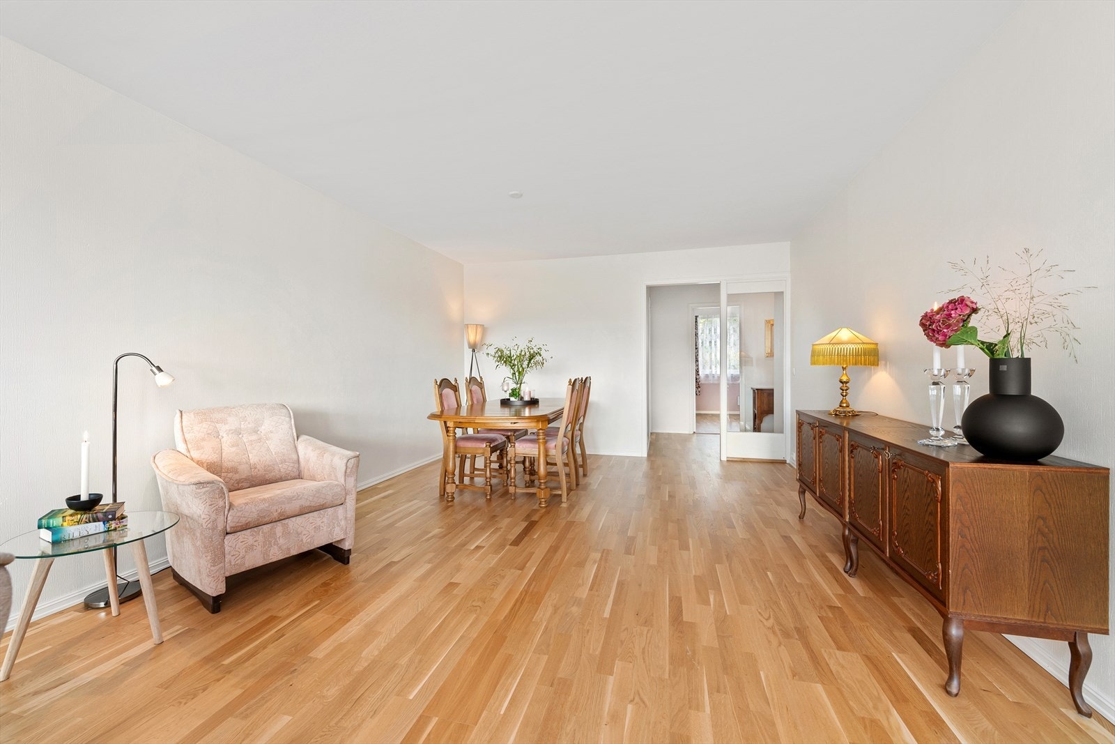 Du kn også innrede med et romslig spisebord. Galleribilde