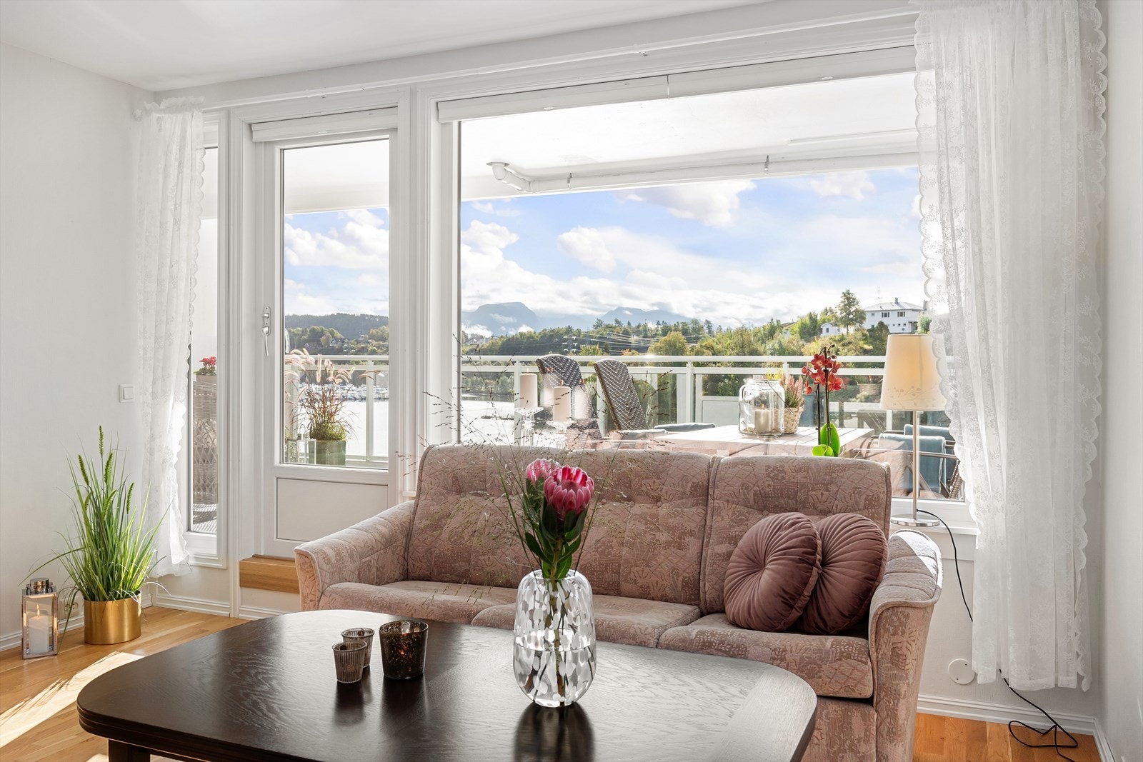 Her har du store vindusflater, samt terrassedør, som gir godt med naturlig lysinnslipp. Galleribilde