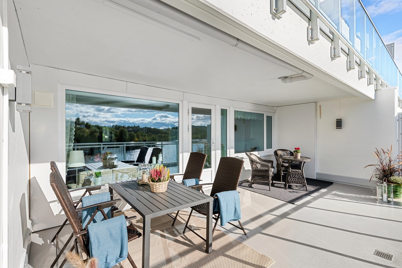 Da terrassen er delvis overbygget kan du sitte ute, selv når det regner litt. Galleribilde