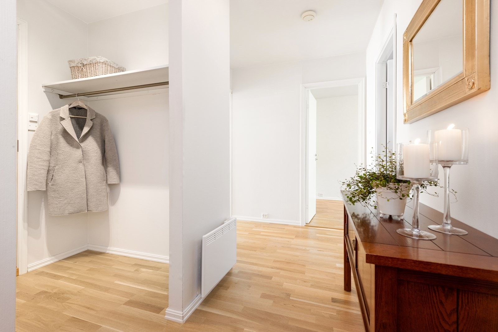 I entréen er det god plass til å henge fra seg yttertøy og sko. Galleribilde