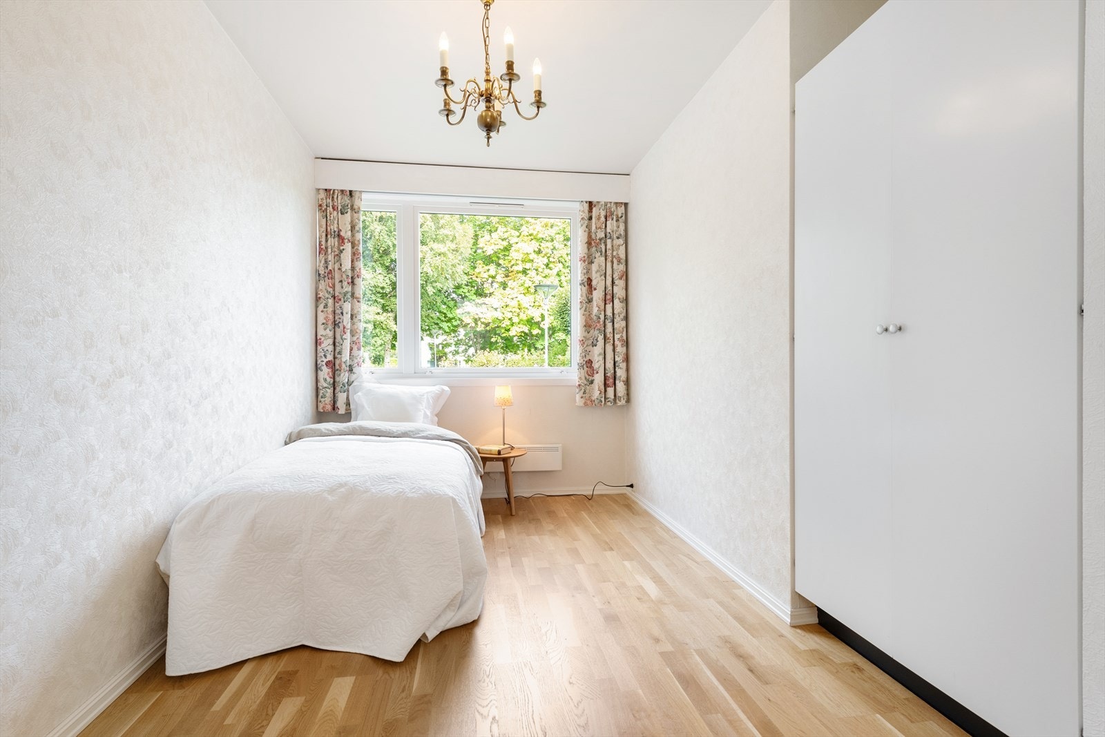 Soverom 2 er også romslig, og innredet med garderobeskap. Galleribilde