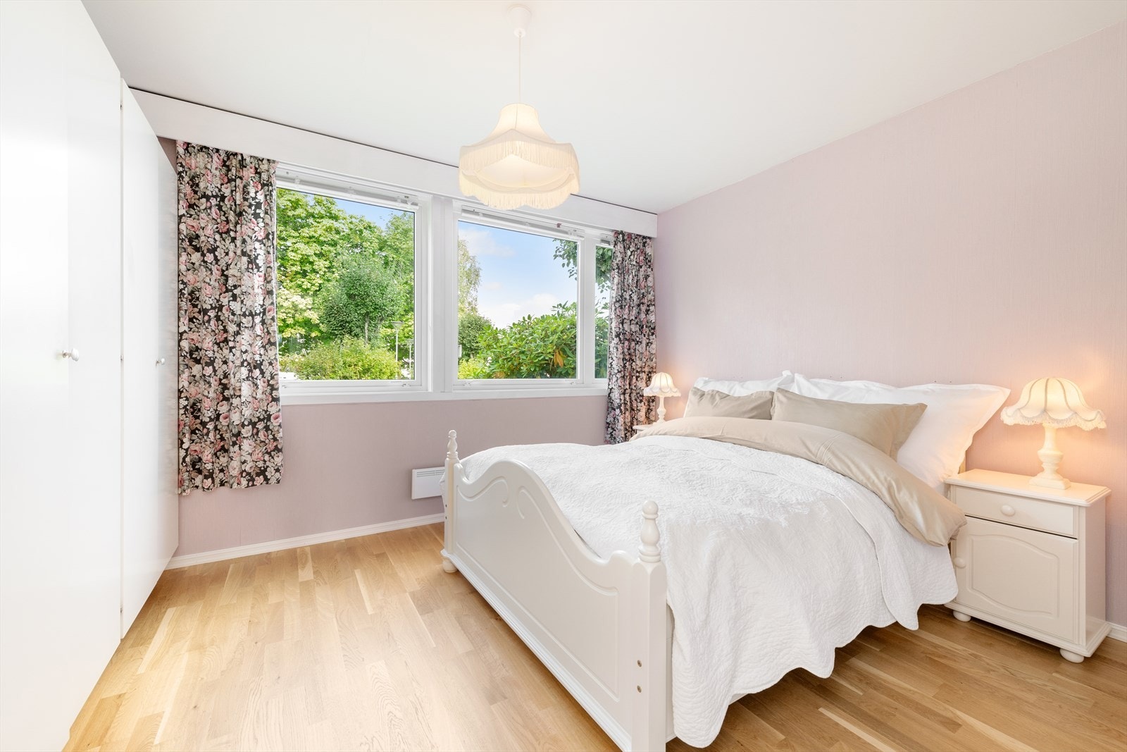 Hovedsoverommet er meget romslig, med god plass til å innrede med dobbeltseng og sidestilte nattbord. Galleribilde