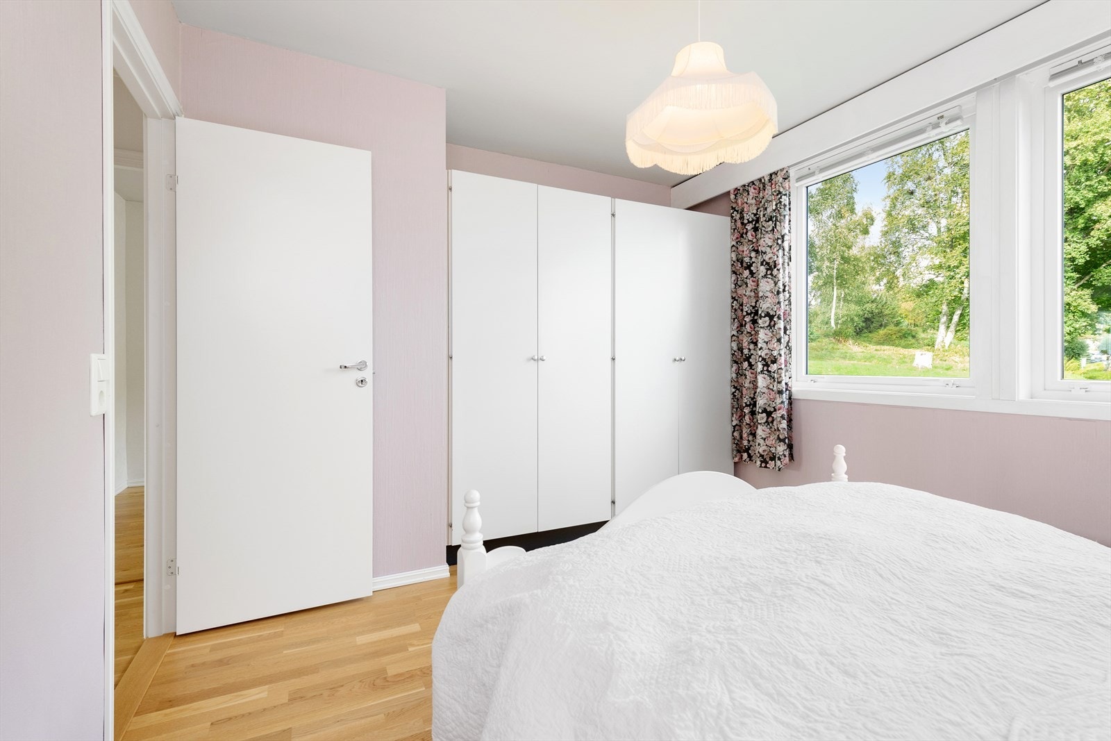 Her er det også praktisk innredet med garderobeløsning langs ene veggen. Galleribilde