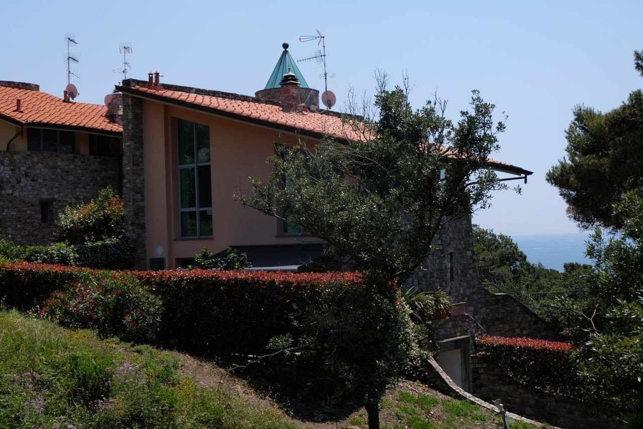 Nydelig tomt med frodig hage. Galleribilde