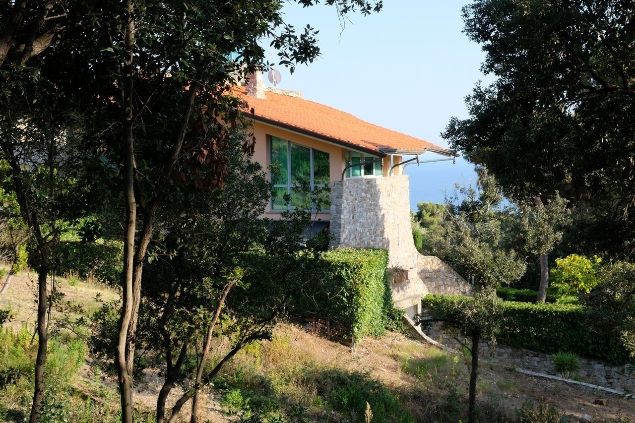 Store glassflater slipper inn naturen, gir mye lys til rommene. Galleribilde