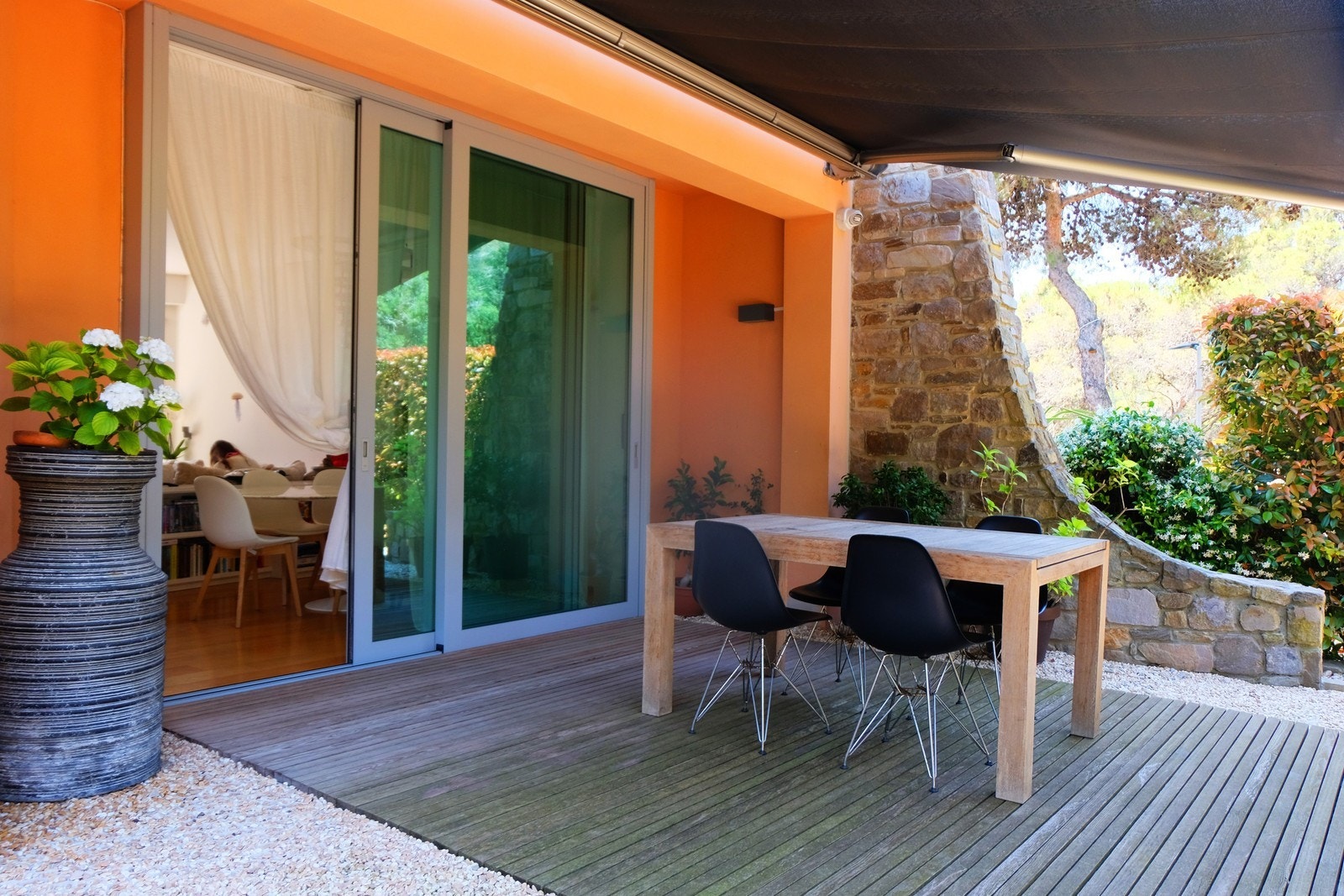 Fra stue og kjøkken har vi dører ut til hagen. Galleribilde