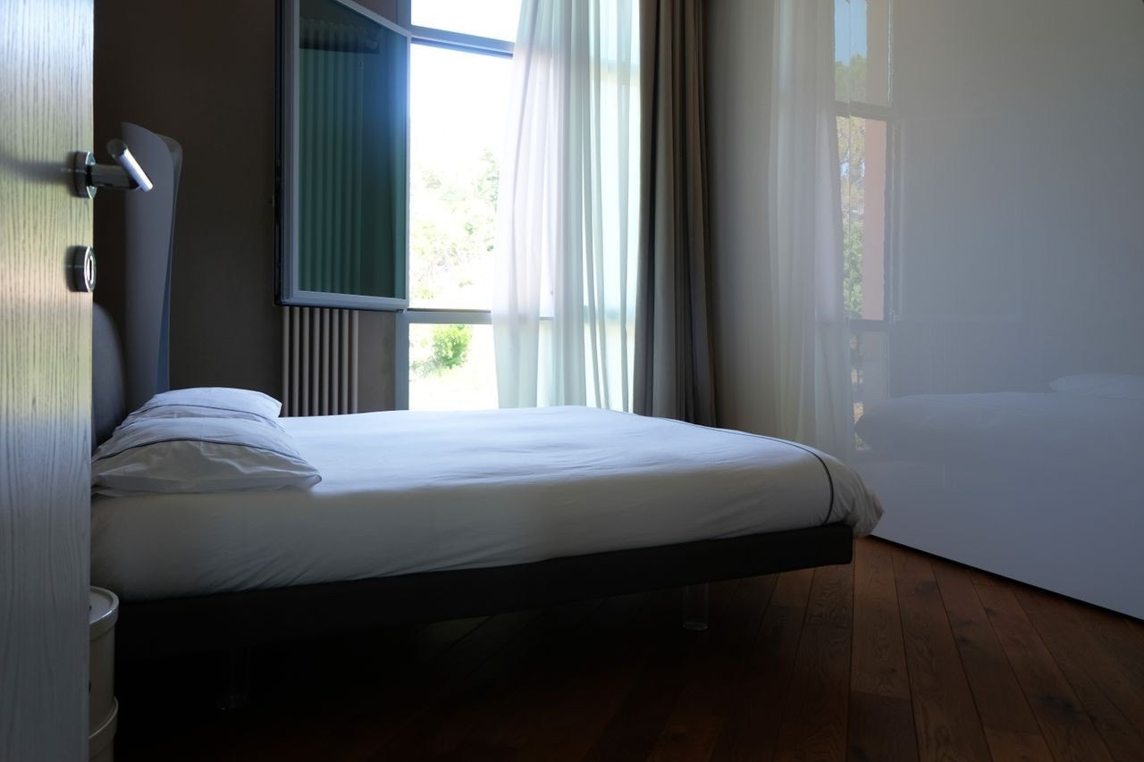 3 store soverom, alle med stor glass mot utsikten. Galleribilde