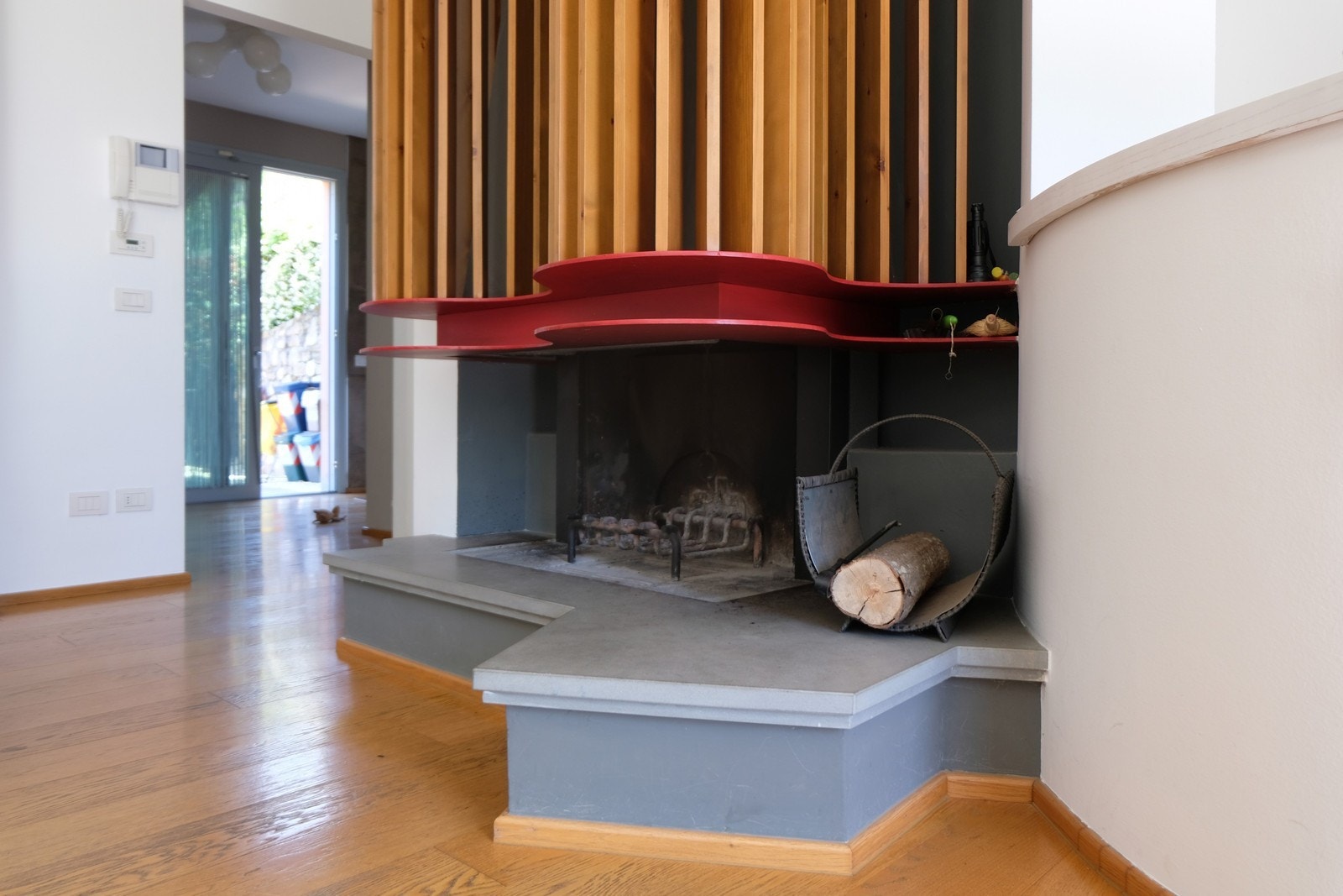 Peisen er og designet av arkitekten. Galleribilde