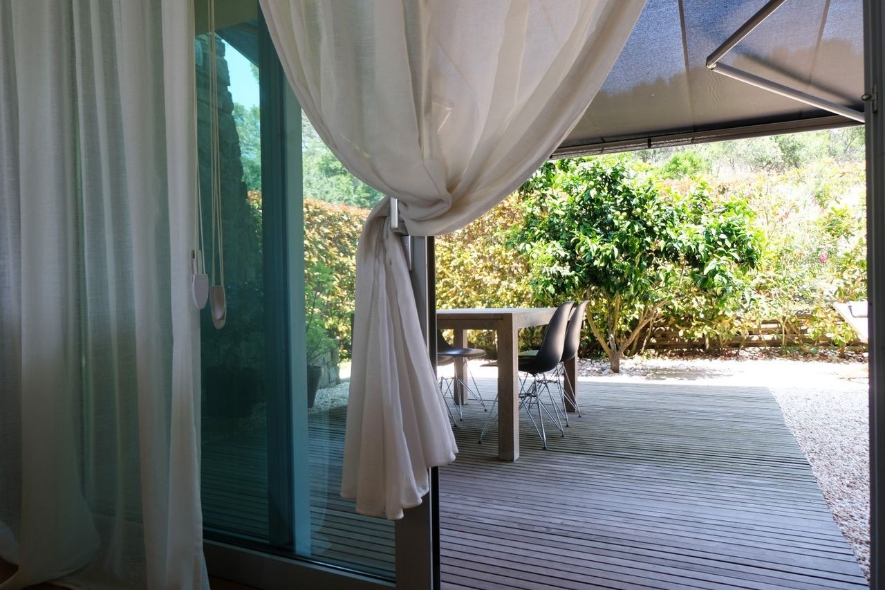 Utearealet integreres med inneareal, hvor vi har store glassdører. Galleribilde