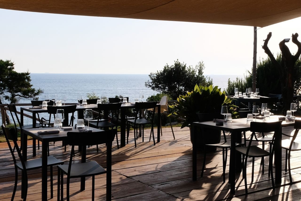 Nede i byen har vi fiskerestauranter med nydelig beliggenhet i sjøkanten. Galleribilde