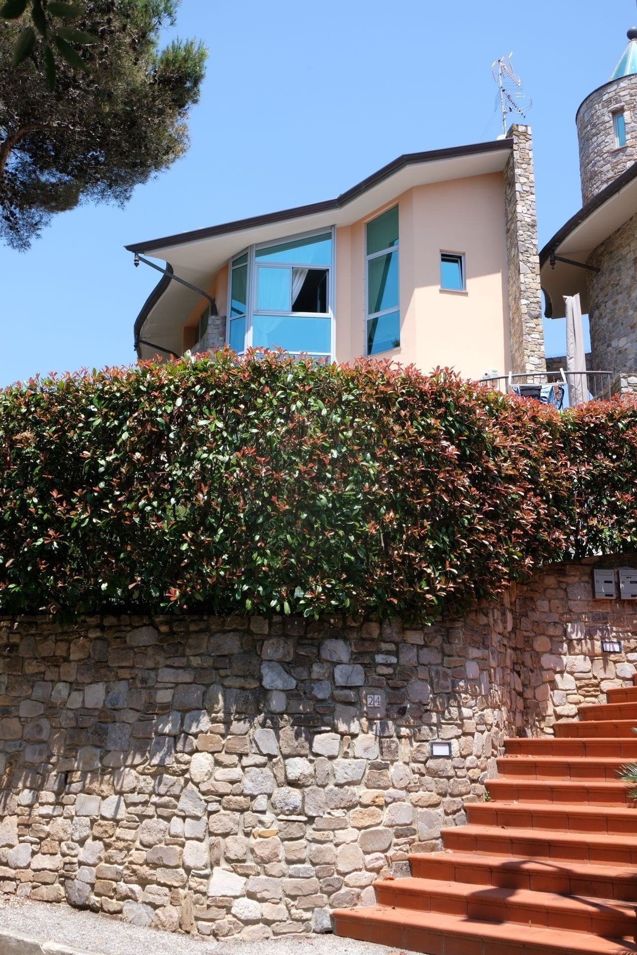 Boligen ligger nydelig plassert nær en skog og grønt areal. Galleribilde