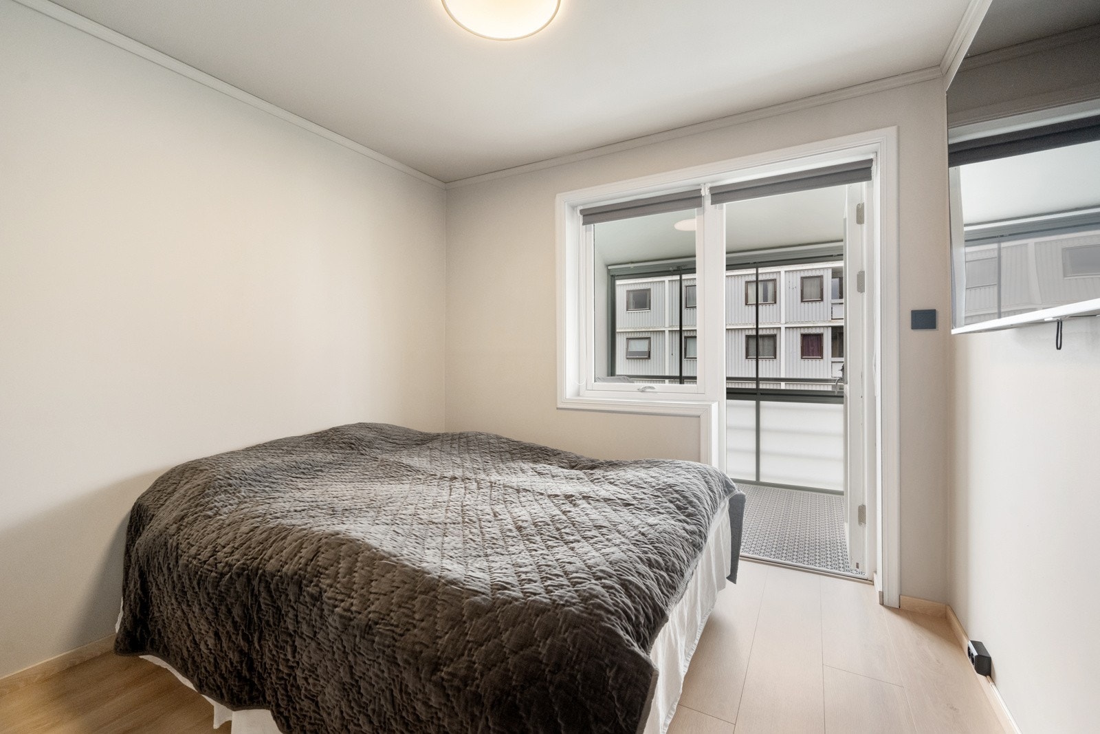 Komfortabelt soverom med god plass til dobbeltseng. Galleribilde