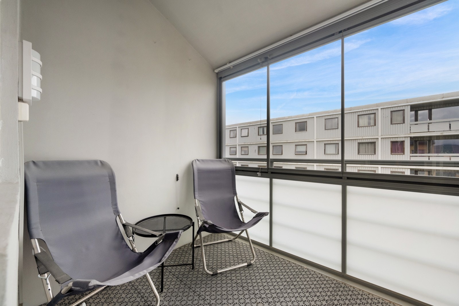 Innglasset balkong, hvor du kan nyte morgenkaffen eller en avslappende kveld. Galleribilde