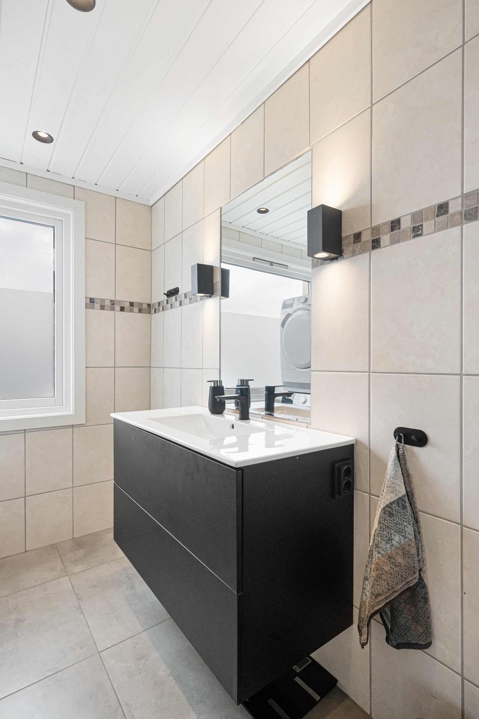 Det flislagte badet har alle nødvendige fasiliteter. Galleribilde