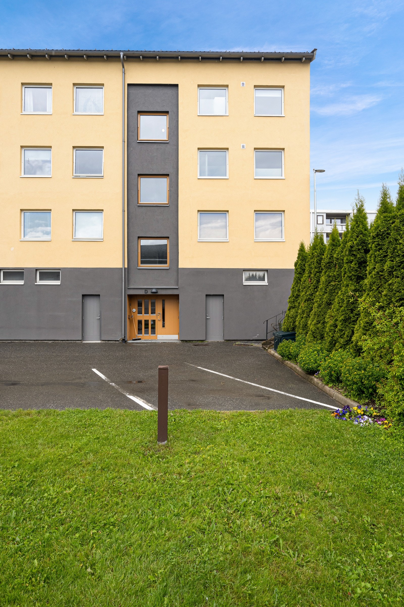 I bakgården finnes parkeringsplasser tilgjengelig etter "førstemann til mølla"-prinsippet. Galleribilde